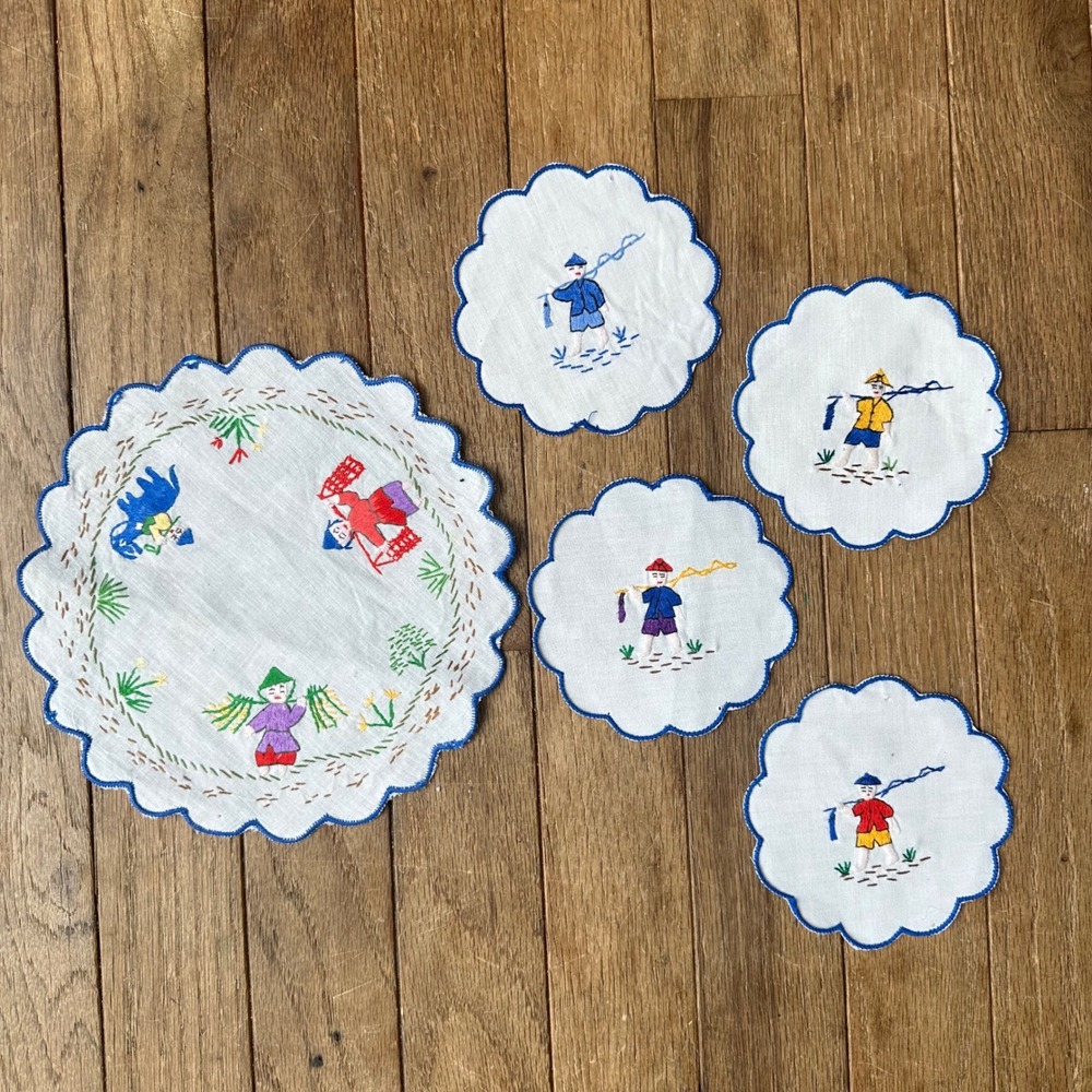 Vintage Embroidered Asian Linens Scalloped Edge‎ Coasters & Doily Folk Art READ